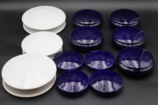 Porcelaine : lot de 12 bonbonnières (certaines bleu de four)