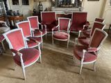 le nombre de chaises qui sont assises ensemble dans une pièce
