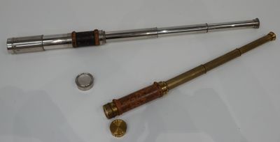 Deux LONGUE-VUES en laiton et métal garnies de cuir.