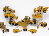de nombreux engins de chantier miniatures posés sur une surface blanche