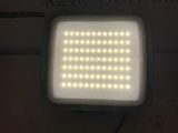 une lumière blanche posée sur une table