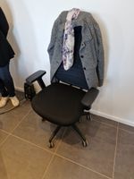 Bureau en mélaminé clair avec caisson intégré à trois tiroir… (photo 3)