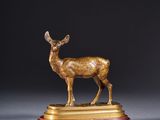 statue en bronze représentant un cerf debout sur un socle en marbre