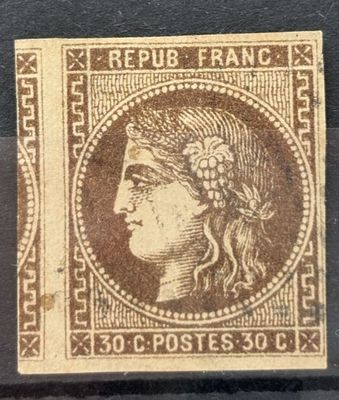 un timbre marron et noir sur lequel figure le visage d'une femme