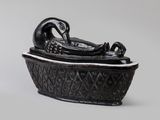 une image représentant une sculpture en noir et blanc d'un oiseau dans un bol