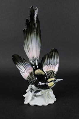 un oiseau perché sur une feuille