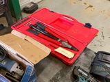 de nombreux outils qui traînent par terre dans le garage
