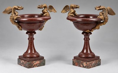 paire d'urnes en bronze et en marbre ornées de têtes de dragon, posées sur des socles