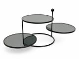 trois tables en verre noir avec des pieds noirs sur fond blanc