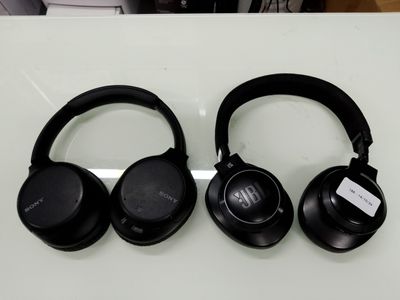 deux casques posés sur une table