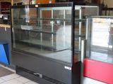 une vitrine au milieu d'un magasin