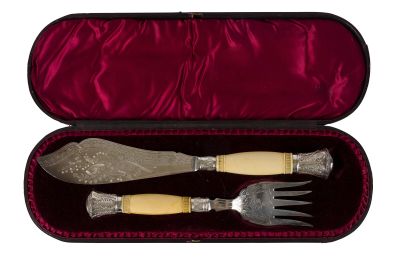 SERVICE A POISSON en métal argenté gravé.