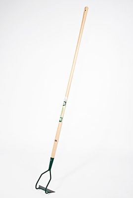 une pelle à manche en bois, avec un long manche, sur fond blanc