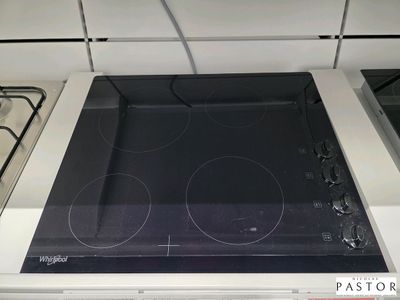 une plaque de cuisson noire surmontée d'un brûleur noir