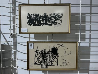 deux tableaux accrochés au mur l'un à côté de l'autre