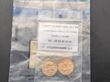 un sac contenant deux pièces, posé sur une table