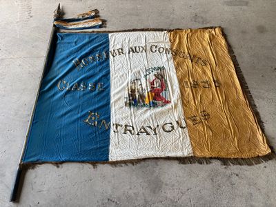 les drapeaux sont disposés sur le sol d'un garage