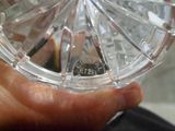 une personne tenant un verre d'eau à la main