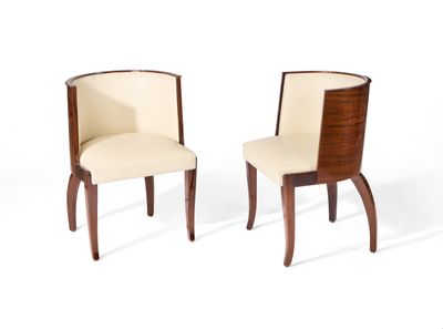 paire de chaises de salle à manger de style Art déco en noyer et couleur crème, avec une assise rembourrée de couleur crème