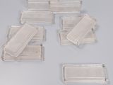de nombreux plateaux en plastique transparent posés sur une table
