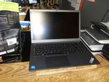 un ordinateur portable posé sur un bureau en bois
