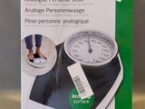 a box that has a scale on it on a table