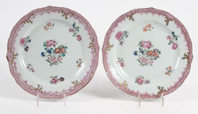 deux assiettes à motifs floraux posées sur une surface blanche