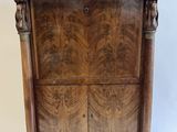 une armoire ancienne en bois avec un plateau en marbre