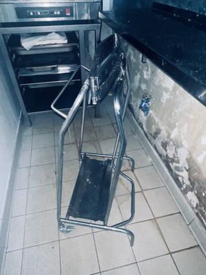 une chaise posée au milieu d'une cuisine sale