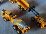 Plusieurs petits engins de chantier sont alignés par terre