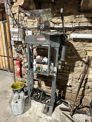 un établi en métal sur lequel se trouve un seau de fruits