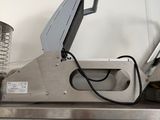 une machine posée sur une étagère