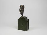 sculpture représentant un hibou perché au sommet d'une boîte métallique