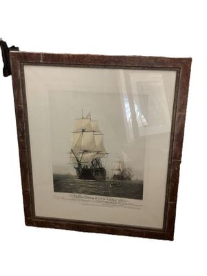 une image représentant un tableau représentant un navire, encadré et accroché au mur
