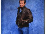 portrait d'un homme en veste en cuir et en jean posant pour une photo