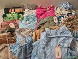 une pile de vêtements posée sur une table