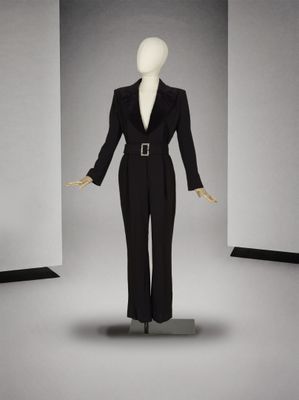 une photo d'un mannequin vêtu d'un costume noir