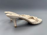 une image représentant une paire de chaussures pour femme posée sur une surface grise