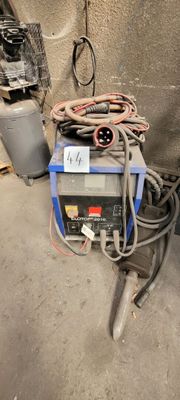 une machine posée sur le sol dans le garage