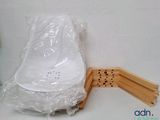 quelques morceaux de bois sont emballés dans du plastique et posés sur une table