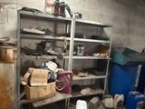 une pièce remplie d'une multitude d'outils et d'autres objets