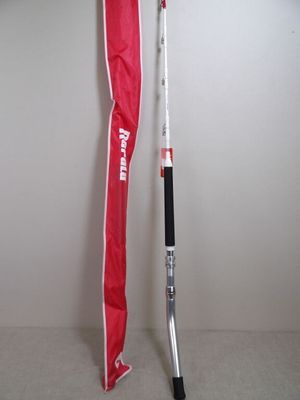 un parapluie rouge et une batte de baseball noire et blanche posés par terre