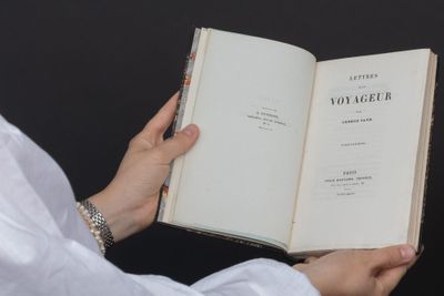 une personne tenant un livre ouvert dans ses mains