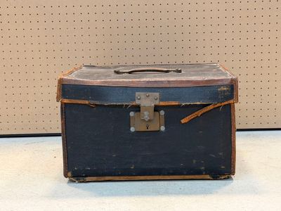 Coffre gainé du cuir. 35 x 57 x 57 cm.