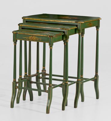 une paire de tables gigognes vertes avec des bordures et des pieds dorés
