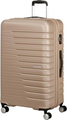 La grande valise est beige, avec des poignées et des roulettes noires.