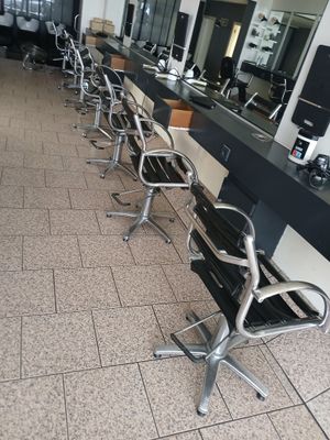 une rangée de chaises dans un salon de coiffure, où l'on attend les clients