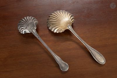 deux cuillères posées sur une table