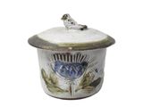 un pot blanc et bleu orné d'une grenouille