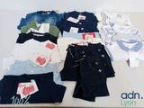 beaucoup de vêtements posés sur une table